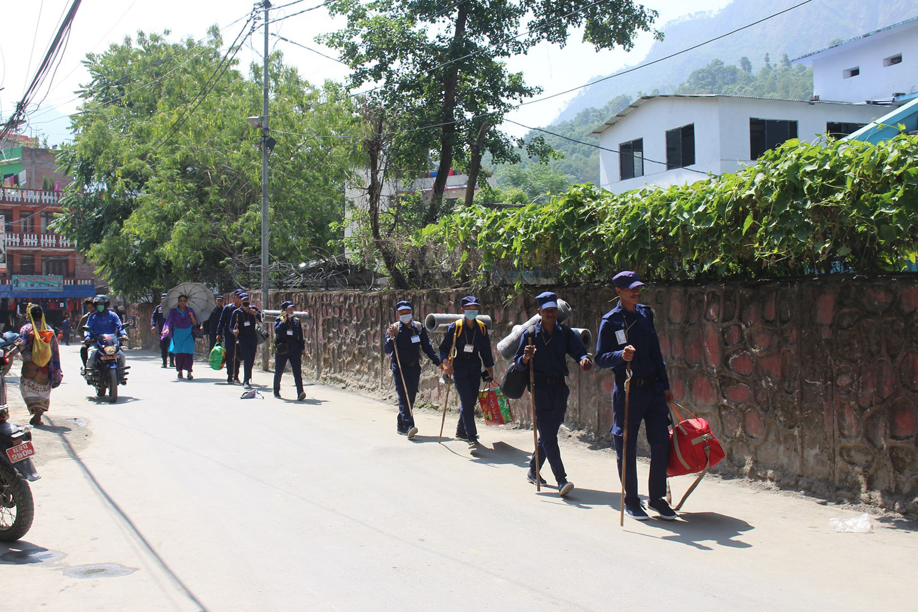 म्याग्दीको बेनीबाट मंगलबार बिहान स्थानीय तहका निर्वाचनका लागि जिल्लका बिभिन्न मतदान केन्द्रतर्फ जाँदै गरेका म्यादी प्रहरी ।  तस्वीर : सन्तोष गौतम, रासस
